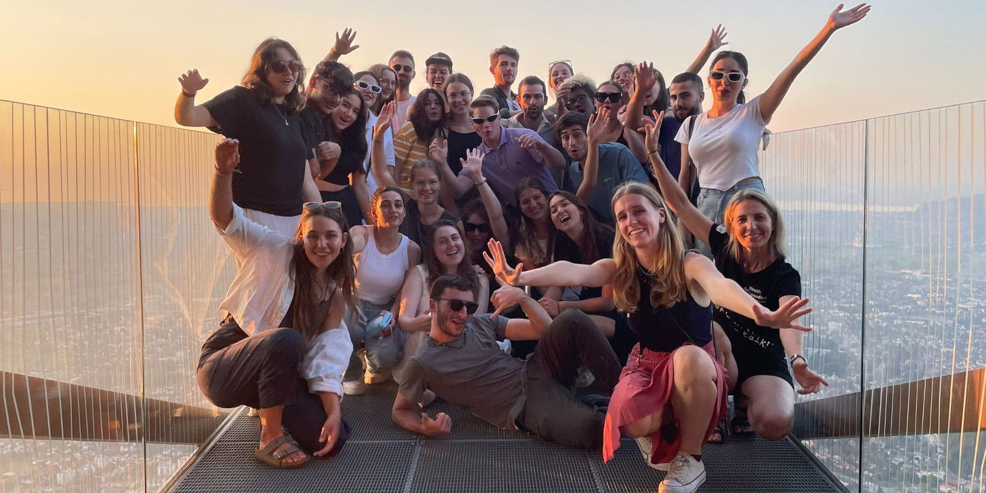 Foto einer Jughendgruppe auf der Aussichtsplattform am Karren in Dornbirn.