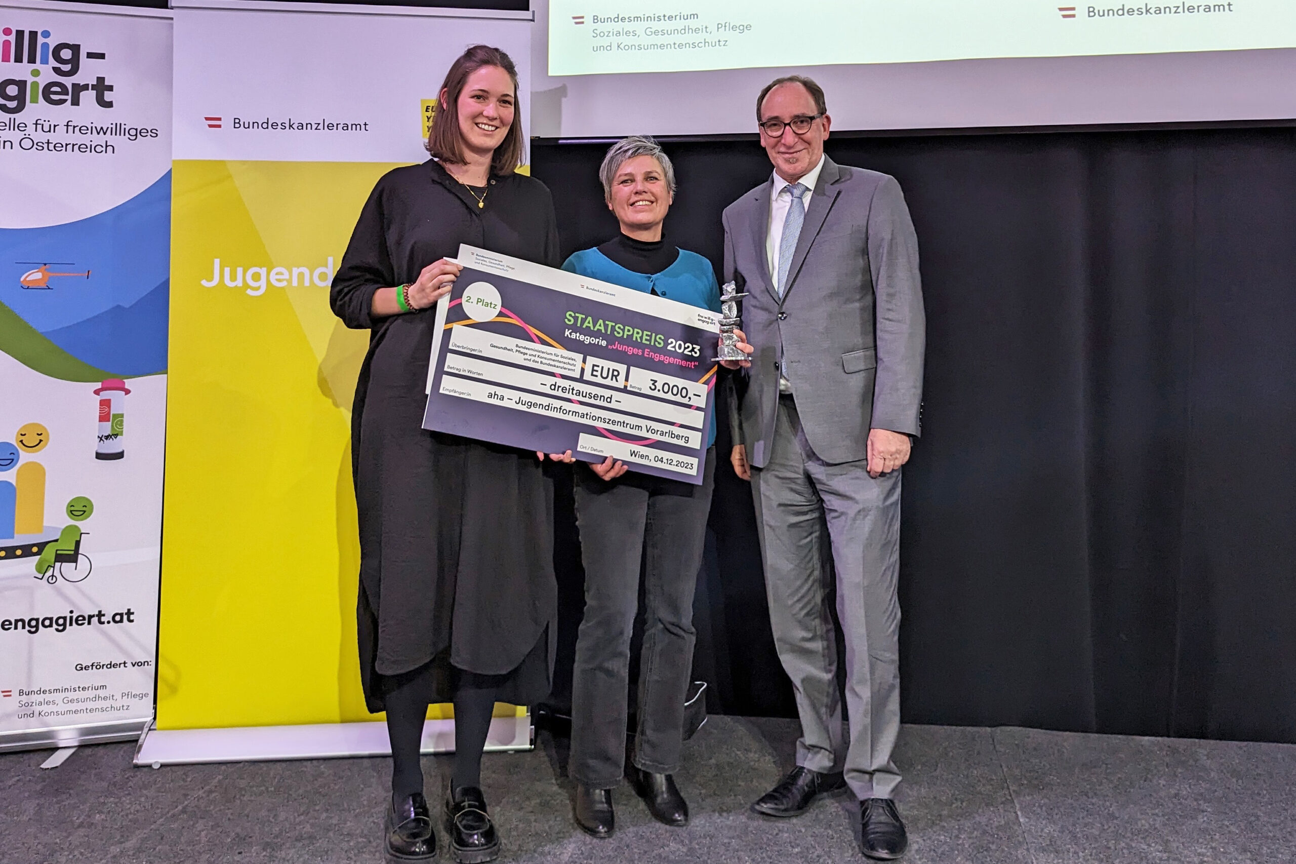 Andrea Gollob und Barbara Österle empfangen den Ehrenamtspreis von Bundesminister racuh